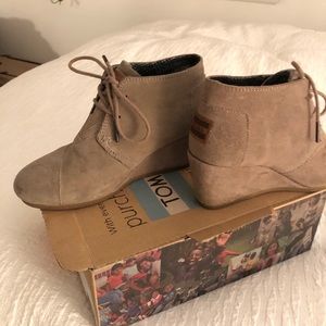 Toms booties taupe size 6✨